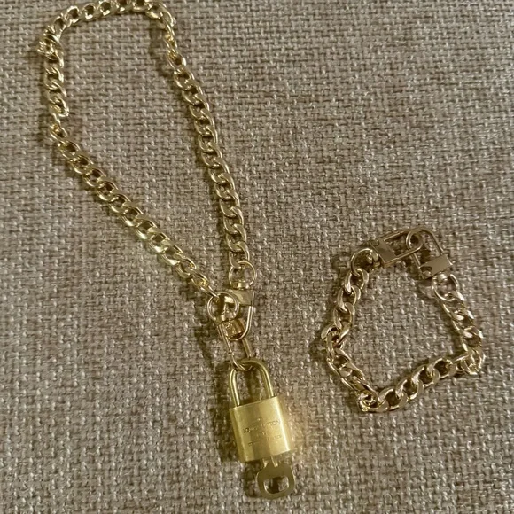 Louis Vuitton Lock & Key Gold #334/unbranded choker necklace/matching bracelet - Picture 5 of 5